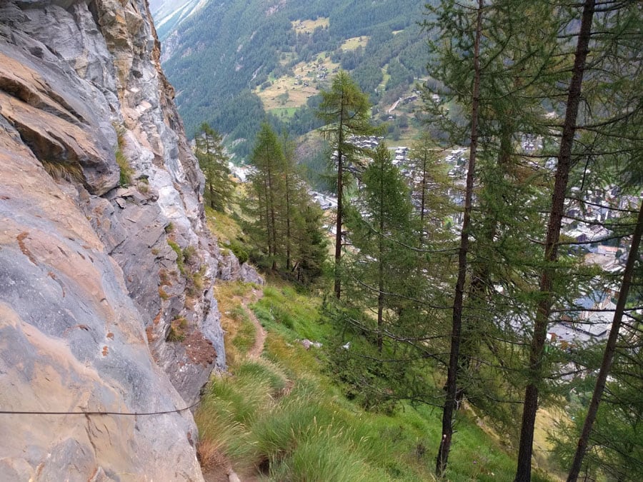 Subida equipada con cable por la ladera de la montaña 