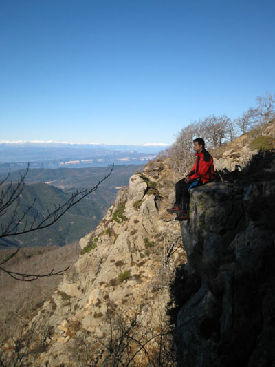 Momento contemplativo con vistas al Collsacabra y los Pirineos 