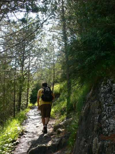 Subiendo paralelos al río 