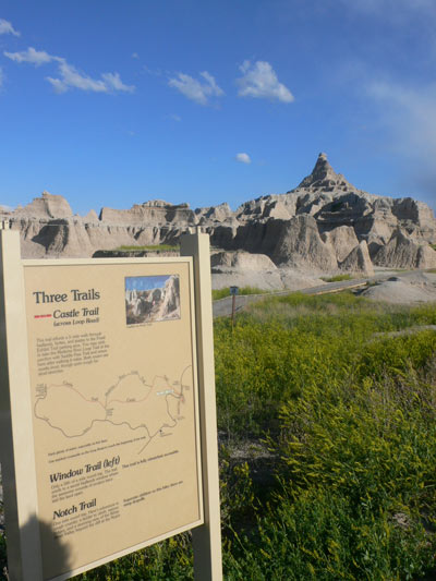 Sign indicator at the beginning of the trail 