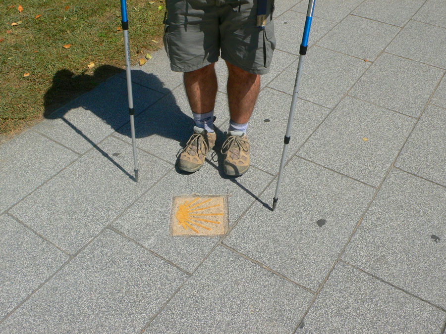 En Sant Cugat indicador de la concha típica del Camino de Santiago 