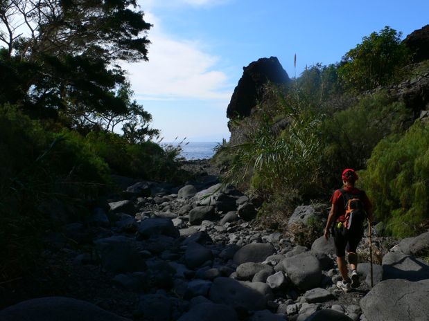 Tramo final del barranco y la playa de Masca a la vista 
