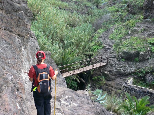Cruzaremos el puente por encima del barranco 