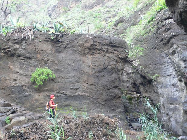 Tramo intermedio del barranco cerca de un pequeño salto de agua 