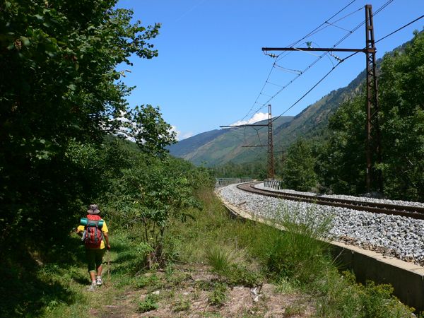 Caminamos junto a las vías de tren hasta Merens les Vals 