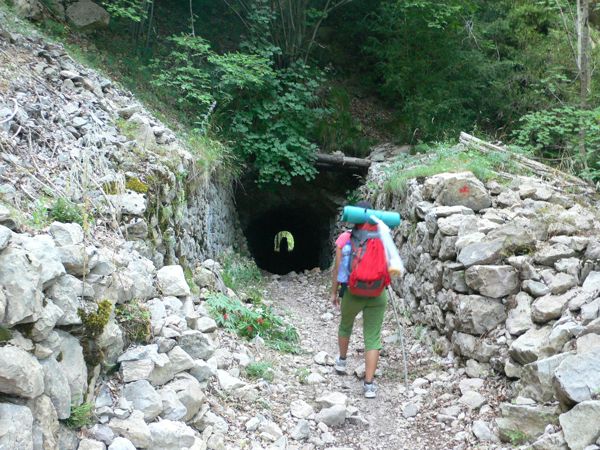 Cruzamos por un antiguo túnel minero junto al río Peguera 