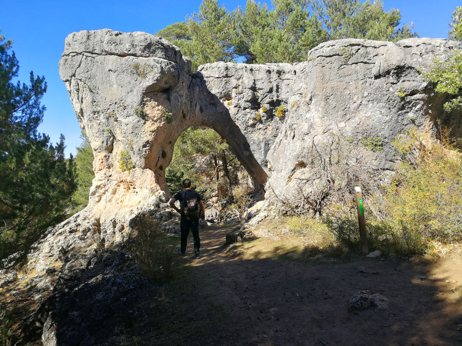 Detalle más cercano del puente de roca 