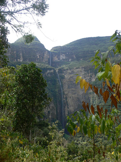 Vista general de la catarata de Gocta un poco por debajo del mirador 
