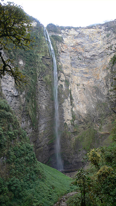 Vista completa de Gocta inferior - 540 metros de caída vertical 