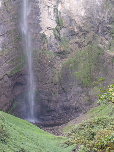 Lago donde termina el salto de agua 