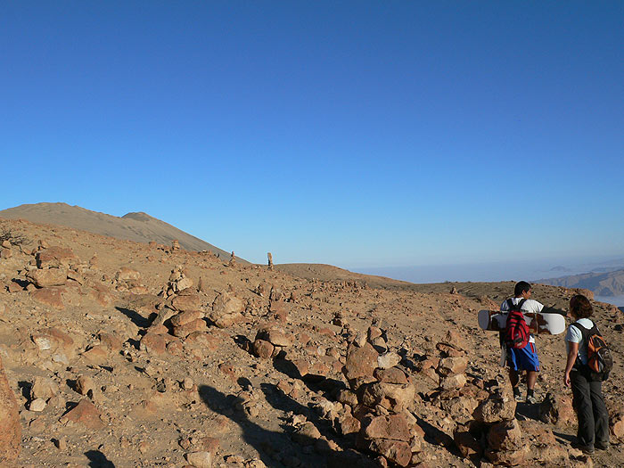 Pasamos junto a unos hitos - la duna ya es visible - 