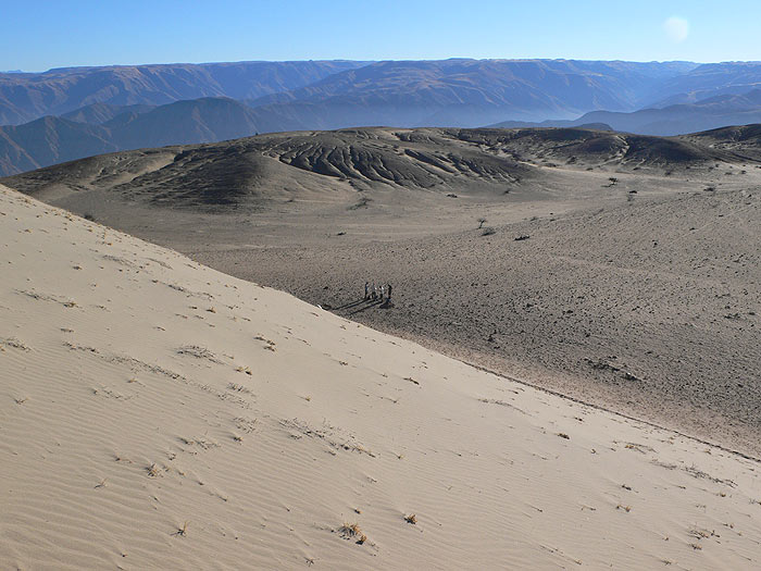 Dejamos atrás otro grupo de excursionistas al pie de la duna 