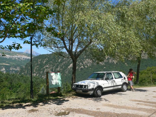 Parking cerca del campo de fútbol y junto a un panel indicador 