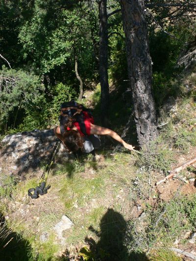 Trepada de salida equipada con una cuerda hasta la cima de los riscos 