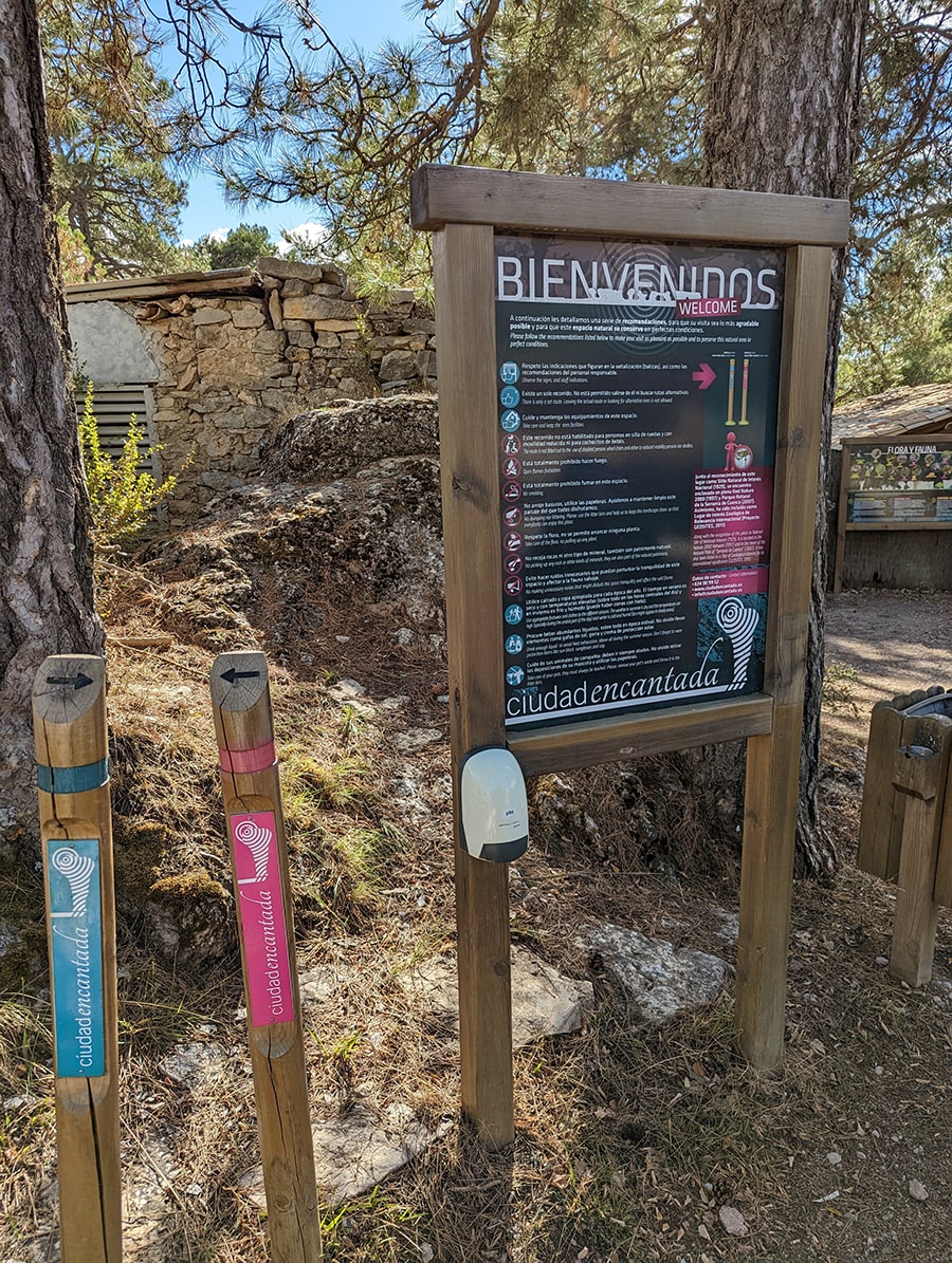 Indicaciones del recorrido señalizado -azul para la ida y rosa para el retorno- 