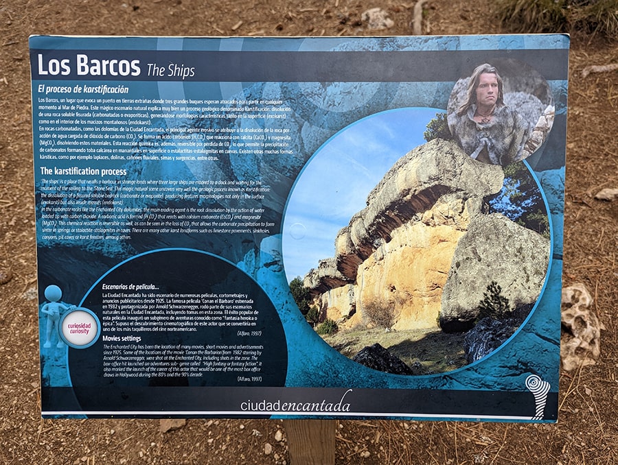 Cartel informativo de los Barcos con la imagen de Cónan el Bárbaro que se rodó aquí 