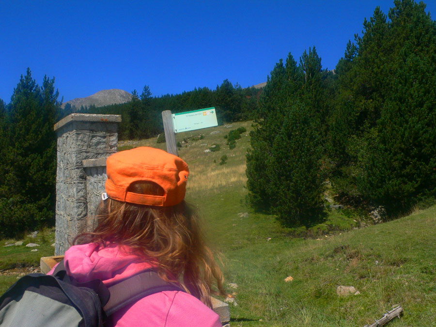 Poste indicador del sendero 21 detrás del refugio de Cap del Rec 