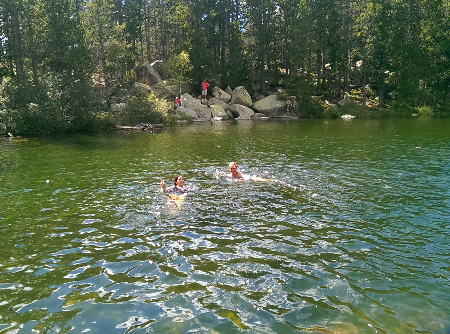 Disfrutando de las frías aguas del lago 