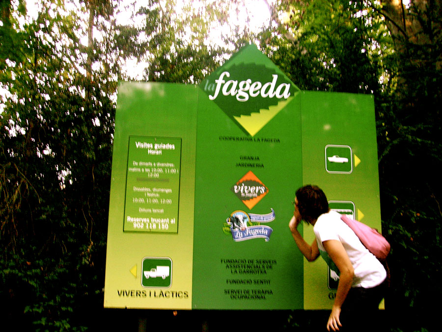 Entrada a la cooperativa de Yogures de la Fageda 