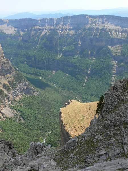 Vistas desde la Faja de las Flores hacia el Valle de Ordesa 