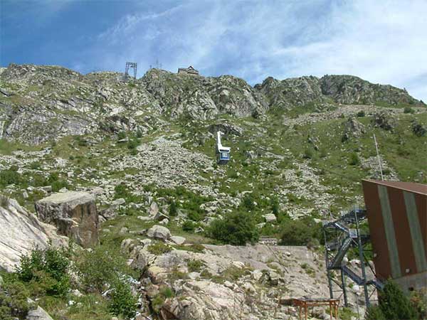 El telef&eacute;rico que sube del Pantano de Sallente al Estany Gento 