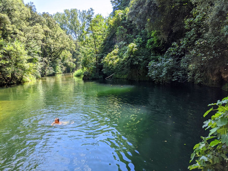 Se puede nadar un buen rato en el gorg de la Mola 