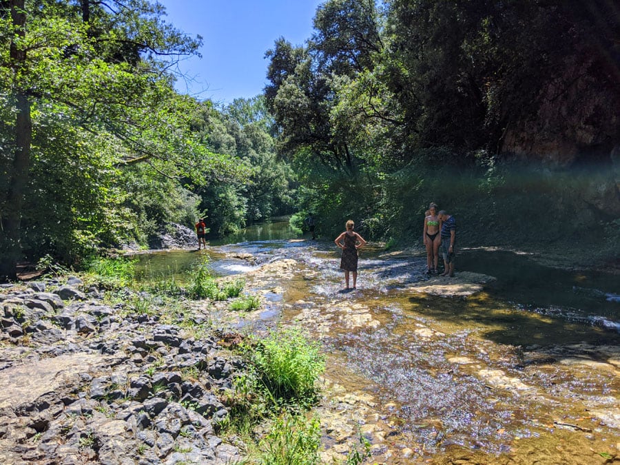 Caminando por el lecho del río de bajada a la gorga de la Mola 
