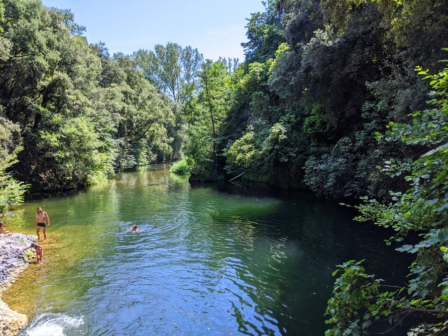 Verde oscuro en el gorg de la Mola indica su profundidad 
