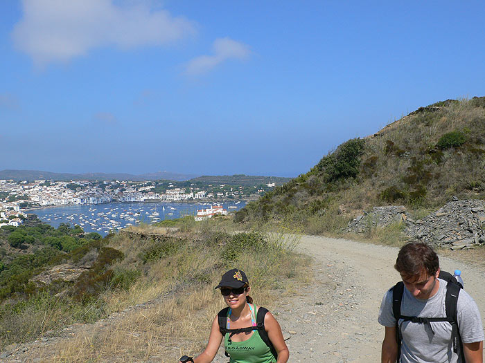 Salimos de Cadaqués por una amplia pista 