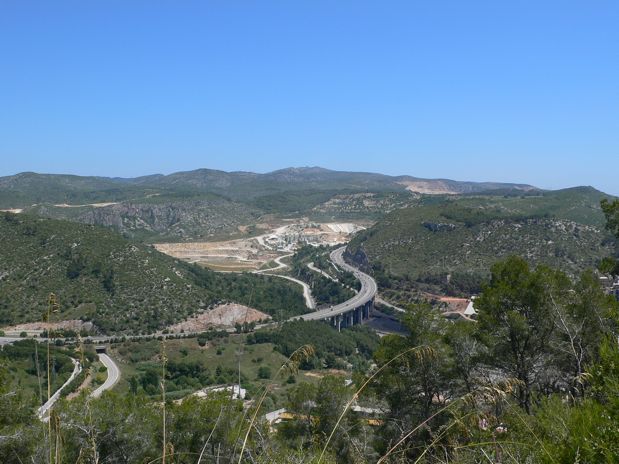 Descendemos hacia la cementera y la autopista 