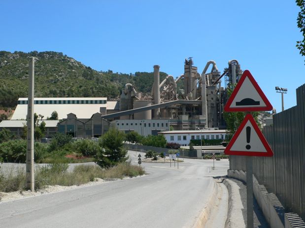 En la carretera junto a la cementera 