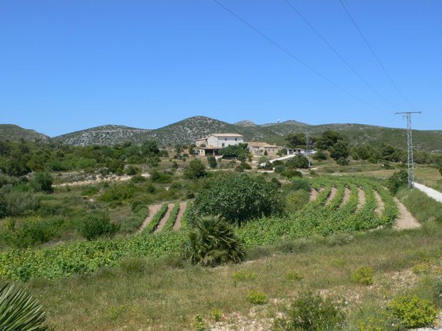 Desde Can Lluçà iniciamos el descenso que nos llevará a las playas del Garraf 
