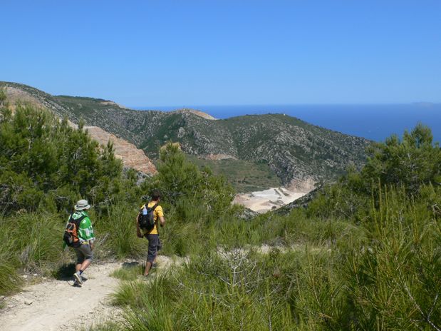 Bajamos por un sendero con vistas a una cantera 