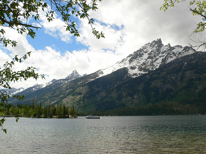 Vista de las montañas Tetons al pie del Jenny Lake 