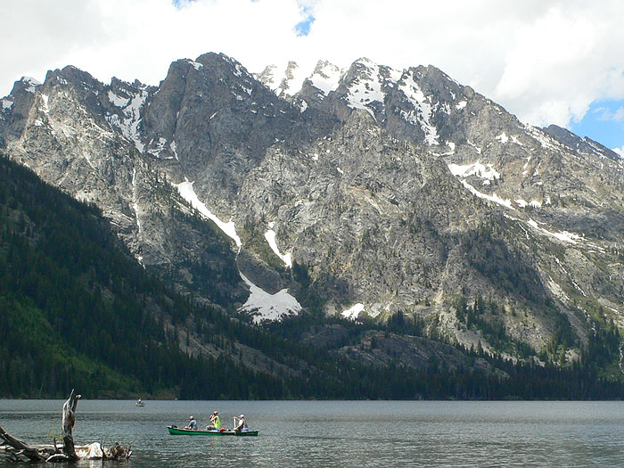 Pesca y canoa en el Jenny Lake 