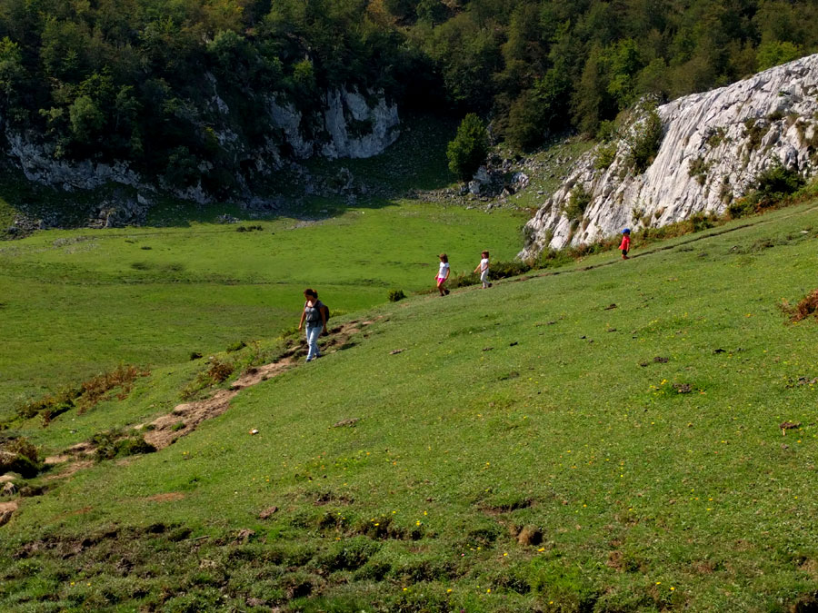 El tercer lago de Covadonga -el Bricial- solo se forma en época de deshielo o de lluvias abundantes 
