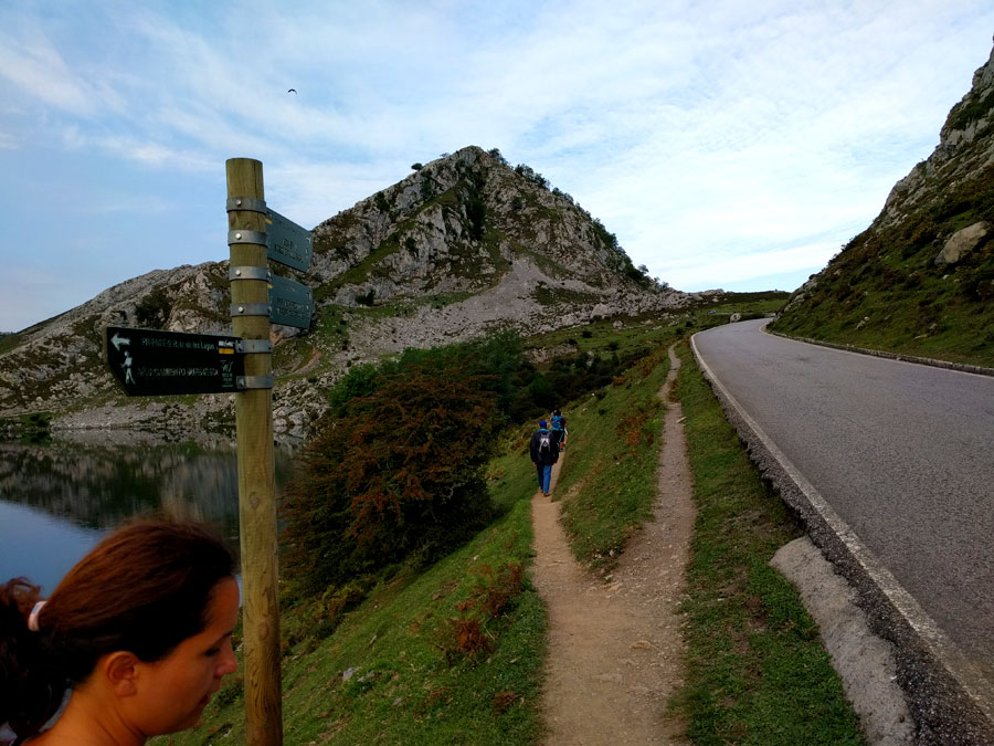 Detalle del camino estrecho entre la carretera y el lago Enol 