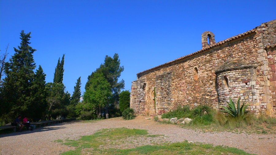 Del Puig Madrona bajamos a visitar la Ermita románica de la Salut 