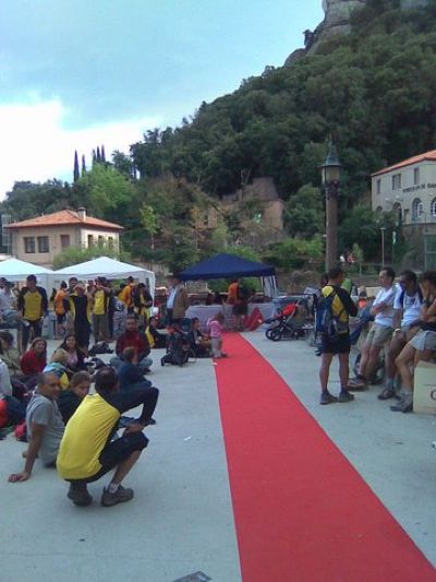 La llegada es un desfile por la alfombra roja - curioso contraste dada la pinta que llevamos- 