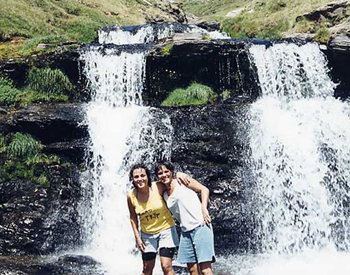 Refrescándonos en la cascada después de la subida inicial 