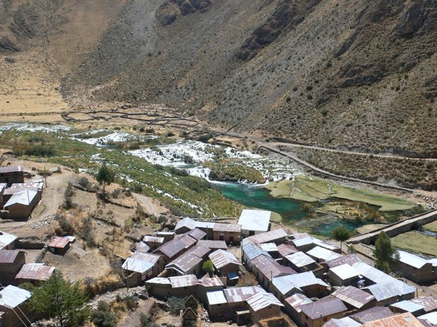 Vista del pueblo de Vilca desde el mirador con las cascadas y el puente colonial 