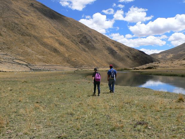 Pasada la laguna el río Cañete avanza tranquilo 