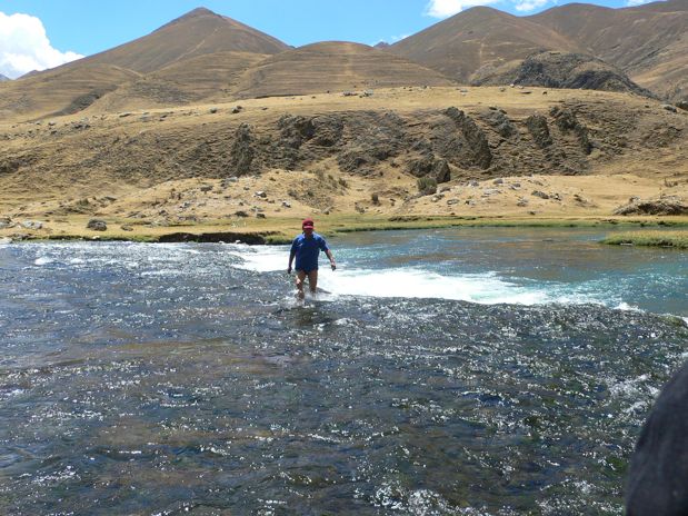 Zona estrecha donde es propicio cruzar a la otra orilla del río Cañete 