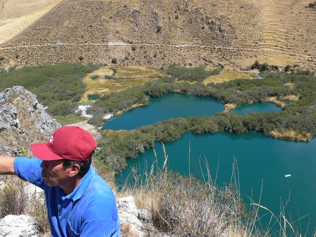 Vista de la laguna y en la ladera el camino de la ida 