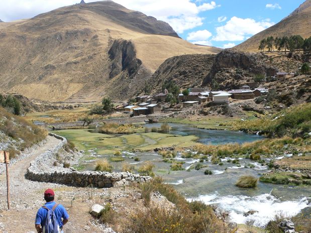 Vilca y su puente colonial -el mirador es justo el promontorio rocoso que queda encima- 