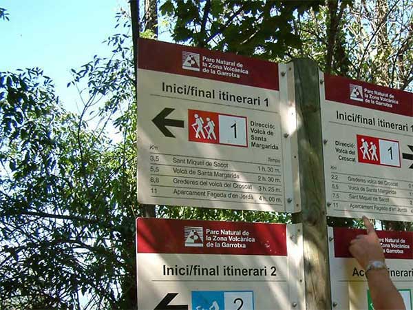 Diferentes rutas se&ntilde;alizadas en la zona 