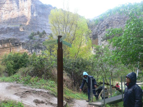 Llegamos al río Vero. A la izquierda podemos visitar la cueva Picamartillos. A la derecha continuamos por las pasarelas hacia la presa y la central eléctrica 