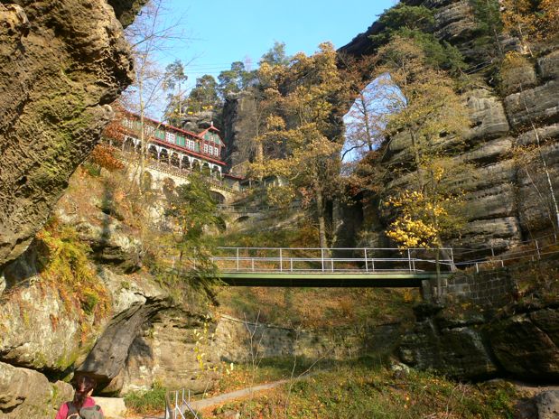Vista del puente y la casa refugio cafeteria 