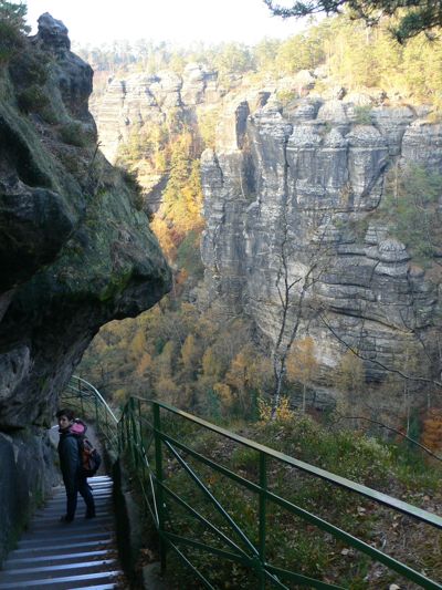 Bajando del mirador entre grandes paredes 