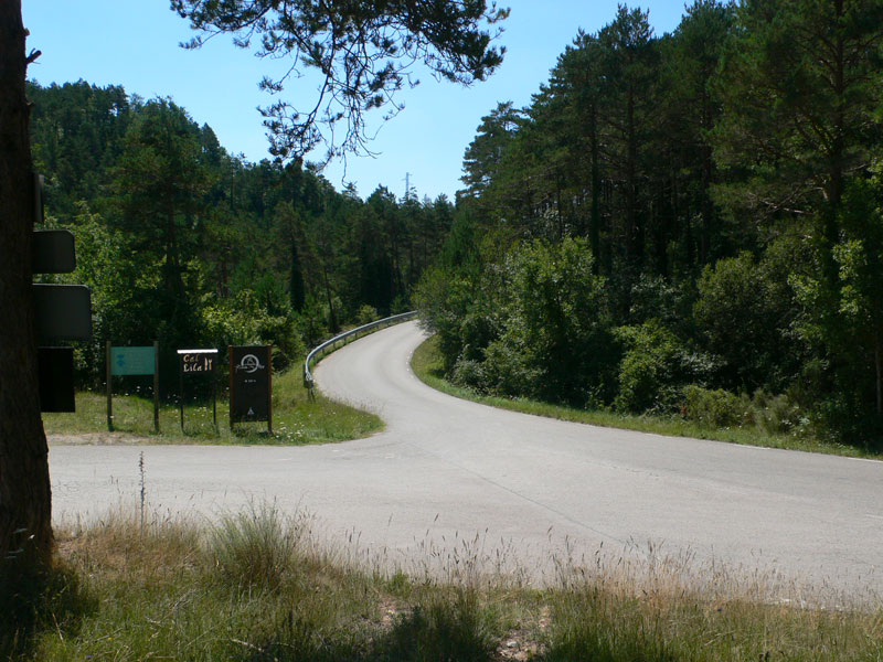 Estacionamos cerca de la entrada que da acceso al camping riera de Merlès 